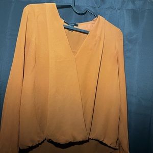 Very cute orange top. Perfect for work or a brunch Sunday.
